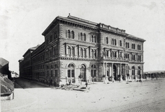 Magyarország, Budapest IX., Fővám tér, a Fővámpalota (Ybl Miklós, 1874.) északi homlokzata (később Corvinus Egyetem). A felvétel az 1875 körül készült. A kép forrását kérjük így adja meg: Fortepan / Budapest Főváros Levéltára. Levéltári jelzet: HU.BFL.XV.19.d.1.05.023, 1900, Budapest Főváros Levéltára / Klösz György fényképei, Klösz György, Budapest, Fortepan #82078