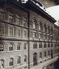 Magyarország, Budapest V., Váci utca 62-64., a pesti Új Városháza homlokzata (Steindl Imre 1870-75). A felvétel 1878 körül készült. A kép forrását kérjük így adja meg: Fortepan / Budapest Főváros Levéltára. Levéltári jelzet: HU.BFL.XV.19.d.1.05.037, 1900, Budapest Főváros Levéltára / Klösz György fényképei, Klösz György, Steindl Imre-terv, Budapest, Fortepan #82092