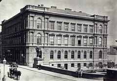 Magyarország, Budapest I., Clark Ádám (Lánchíd) tér, Lánchíd Palota, a Lánchíd Társulat Ybl Miklós tervezte székháza. A felvétel 1880-1890 között készült. A kép forrását kérjük így adja meg: Fortepan / Budapest Főváros Levéltára. Levéltári jelzet: HU.BFL.XV.19.d.1.05.041, 1900, Budapest Főváros Levéltára / Klösz György fényképei, Klösz György, Budapest, Fortepan #82096