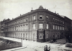 Magyarország, Budapest VIII., Öt Pacsirta utca - Múzeum utca sarok, Károlyi Sándor palotája. Jobbra a Múzeumkert. A felvétel 1872 körül készült. A kép forrását kérjük így adja meg: Fortepan / Budapest Főváros Levéltára. Levéltári jelzet: HU.BFL.XV.19.d.1.05.172, 1900, Budapest Főváros Levéltára / Klösz György fényképei, Klösz György, Budapest, Szkalnitzky Antal-terv, Fortepan #82100