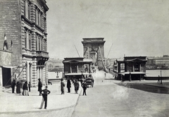 Magyarország, Budapest I., Clark Ádám (Lánchíd) tér a Széchenyi Lánchíd felé nézve. Balra a Budai Takarékpénztár székháza (megsemmisült). A felvétel 1880-1890 között készült. A kép forrását kérjük így adja meg: Fortepan / Budapest Főváros Levéltára. Levéltári jelzet: HU.BFL.XV.19.d.1.05.051, 1900, Budapest Főváros Levéltára / Klösz György fényképei, Klösz György, Duna, Budapest, függőhíd, William Tierney Clark-terv, Fortepan #82106