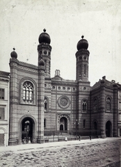 Hungary, Budapest VII., Dohány utcai zsinagóga. A felvétel 1878 körül készült. A kép forrását kérjük így adja meg: Fortepan / Budapest Főváros Levéltára. Levéltári jelzet: HU.BFL.XV.19.d.1.05.071, 1900, Budapest Főváros Levéltára / Klösz György fényképei, Klösz György, synagogue, Frigyes Feszl-design, judaism, Budapest, Moorish architecture, Ludwig Förster-design, Fortepan #82126