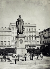 Hungary, Budapest V., József nádor (József) tér, József nádor szobra (Johann Halbig, 1869.). A felvétel 1883 körül készült. A kép forrását kérjük így adja meg: Fortepan / Budapest Főváros Levéltára. Levéltári jelzet: HU.BFL.XV.19.d.1.05.077, 1900, Budapest Főváros Levéltára / Klösz György fényképei, Klösz György, sculpture, Budapest, Archduke Joseph-portrayal, Fortepan #82132