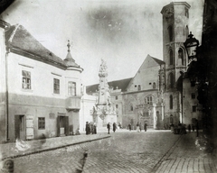 Hungary, Budapest I., Szentháromság tér és a Mátyás-templom a Szentháromság utcából nézve. A felvétel 1874 körül készült. A kép forrását kérjük így adja meg: Fortepan / Budapest Főváros Levéltára. Levéltári jelzet: HU.BFL.XV.19.d.1.05.079, 1900, Budapest Főváros Levéltára / Klösz György fényképei, Klösz György, Holy Trinity Statue, Budapest, Fortepan #82134