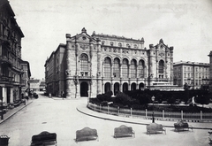 Magyarország, Budapest V., Vigadó tér, a Vigadó és előtte a Hangli kioszk. A felvétel 1877 körül készült. A kép forrását kérjük így adja meg: Fortepan / Budapest Főváros Levéltára. Levéltári jelzet: HU.BFL.XV.19.d.1.05.086, 1900, Budapest Főváros Levéltára / Klösz György fényképei, Klösz György, Feszl Frigyes-terv, Budapest, rendezvényközpont, pad, Fortepan #82141