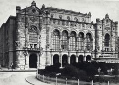 Magyarország, Budapest V., Vigadó tér, a Vigadó és előtte a Hangli kioszk. A felvétel 1880 körül készült. A kép forrását kérjük így adja meg: Fortepan / Budapest Főváros Levéltára. Levéltári jelzet: HU.BFL.XV.19.d.1.05.087, 1900, Budapest Főváros Levéltára / Klösz György fényképei, Klösz György, Feszl Frigyes-terv, Budapest, rendezvényközpont, Fortepan #82142