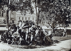 Magyarország, Margitsziget, Budapest, indiai növények a Margit-fürdő előtti parkban. A felvétel 1880-1890 között készült. A kép forrását kérjük így adja meg: Fortepan / Budapest Főváros Levéltára. Levéltári jelzet: HU.BFL.XV.19.d.1.05.099, 1900, Budapest Főváros Levéltára / Klösz György fényképei, Klösz György, locsolókanna, dísznövény, Fortepan #82154