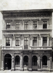 Magyarország, Budapest VI., Király utca 110. Bérház. A felvétel 1880-1890 között készült. A kép forrását kérjük így adja meg: Fortepan / Budapest Főváros Levéltára. Levéltári jelzet: HU.BFL.XV.19.d.1.05.120, 1900, Budapest Főváros Levéltára / Klösz György fényképei, Klösz György, Budapest, Fortepan #82175