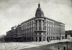 Magyarország, Budapest VIII., Rákóczi (Kerepesi) út - Múzeum körút sarok, a Nemzeti Színház és a Nemzeti Színház bérháza. A felvétel 1876-1883 között készült. A kép forrását kérjük így adja meg: Fortepan / Budapest Főváros Levéltára. Levéltári jelzet: HU.BFL.XV.19.d.1.05.148, 1900, Budapest Főváros Levéltára / Klösz György fényképei, Klösz György, sínpálya, Budapest, Szkalnitzky Antal-terv, Fortepan #82203