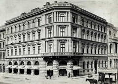 Magyarország, Budapest VIII., Bródy Sándor (Főherceg Sándor) utca 2., Fechtig-ház a Múzeum körút sarkán. A felvétel 1876-1885 között készült. A kép forrását kérjük így adja meg: Fortepan / Budapest Főváros Levéltára. Levéltári jelzet: HU.BFL.XV.19.d.1.05.156, 1900, Budapest Főváros Levéltára / Klösz György fényképei, Klösz György, kávéház, konflis, Budapest, Szkalnitzky Antal-terv, Schodl kávéház, Fortepan #82211