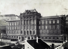 Magyarország, Budapest I., Szabó Ilonka (Ilona) utcai Királyi Egyetemi Katolikus Főgimnázium (később Budapesti Egyetemi Katolikus Gimnázium). A felvétel 1880-1890 között készült. A kép forrását kérjük így adja meg: Fortepan / Budapest Főváros Levéltára. Levéltári jelzet: HU.BFL.XV.19.d.1.05.168, 1900, Budapest Főváros Levéltára / Klösz György fényképei, Klösz György, Budapest, Fortepan #82223