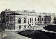 Magyarország, Budapest VIII., Trefort kert a Magyar Királyi Tudományegyetem Élettani Intézete (később az ELTE Bölcsészettudományi Kar E épülete). A felvétel 1876 és 1880 között készült. A kép forrását kérjük így adja meg: Fortepan / Budapest Főváros Levéltára. Levéltári jelzet: HU.BFL.XV.19.d.1.05.171, 1900, Budapest Főváros Levéltára / Klösz György fényképei, Klösz György, Budapest, Fortepan #82226