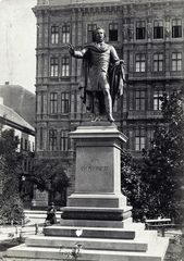 Magyarország, Budapest V., Eötvös tér, Eötvös József szobra (Huszár Adolf 1879.), mögötte a Stein-ház. A felvétel 1880-1890 között készült. A kép forrását kérjük így adja meg: Fortepan / Budapest Főváros Levéltára. Levéltári jelzet: HU.BFL.XV.19.d.1.05.204, 1900, Budapest Főváros Levéltára / Klösz György fényképei, Klösz György, Budapest, Fortepan #82259