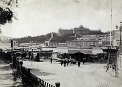 Magyarország, Budapest V.,Budapest I., lejáró az Eötvös térnél az alsó rakpartra. A túlparton a Várkert Bazár és fenn a Királyi Palota (később Budavári Palota). A felvétel 1880 körül készült. A kép forrását kérjük így adja meg: Fortepan / Budapest Főváros Levéltára. Levéltári jelzet: HU.BFL.XV.19.d.1.06.005, 1900, Budapest Főváros Levéltára / Klösz György fényképei, Klösz György, hajó, gőzhajó, lapátkerekes hajó, Budapest, Fortepan #82266