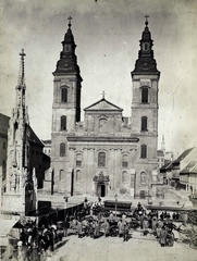 Magyarország, Budapest V., Március 15. (Eskü) tér, Belvárosi Nagyboldogasszony Főplébánia-templom, balra a később elbontott Szentháromság-szobor. A "Buda Pesti Önkéntes Tűzoltó Egylet" bemutatója. A felvétel 1880-ban készült. A kép forrását kérjük így adja meg: Fortepan / Budapest Főváros Levéltára. Levéltári jelzet: HU.BFL.XV.19.d.1.06.018
, 1900, Budapest Főváros Levéltára / Klösz György fényképei, Klösz György, Budapest, torony, tér, templom, szentháromság szobor, Fortepan #82279