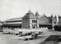 Magyarország, Budapest VI., Nyugati pályaudvar a Nyugati tér felől nézve. A felvétel 1880-1887 között készült. A kép forrását kérjük így adja meg: Fortepan / Budapest Főváros Levéltára. Levéltári jelzet: HU.BFL.XV.19.d.1.06.025, 1900, Budapest Főváros Levéltára / Klösz György fényképei, Klösz György, fogat, vasútállomás, sínpálya, Budapest, Gustave Eiffel-terv, Fortepan #82286