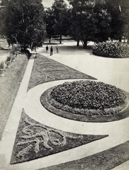 Magyarország, Margitsziget, Budapest, park a Margit-fürdő előtt. A felvétel 1880-1890 között készült. A kép forrását kérjük így adja meg: Fortepan / Budapest Főváros Levéltára. Levéltári jelzet: HU.BFL.XV.19.d.1.06.029, 1900, Budapest Főváros Levéltára / Klösz György fényképei, Klösz György, parter, Fortepan #82290