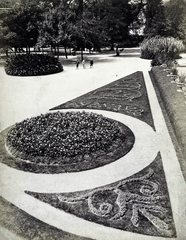 Magyarország, Margitsziget, Budapest, park a Margit-fürdő előtt. A felvétel 1880-1890 között készült. A kép forrását kérjük így adja meg: Fortepan / Budapest Főváros Levéltára. Levéltári jelzet: HU.BFL.XV.19.d.1.06.030, 1900, Budapest Főváros Levéltára / Klösz György fényképei, Klösz György, parter, Fortepan #82291