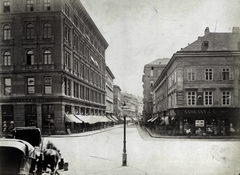 Magyarország, Budapest V., Vörösmarty tér, szemben a Váci utca. A felvétel 1880-1890 között készült. A kép forrását kérjük így adja meg: Fortepan / Budapest Főváros Levéltára. Levéltári jelzet: HU.BFL.XV.19.d.1.06.039, 1900, Budapest Főváros Levéltára / Klösz György fényképei, Klösz György, cégtábla, üzletportál, kegyszer-árus, konflis, Budapest, Krantz Ede, Fortepan #82300