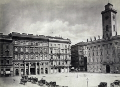 Magyarország, Budapest V., Városház tér, "régi pesti Városháza", ma a Piarista tömb található itt. A felvétel 1880-1890 között készült. A kép forrását kérjük így adja meg: Fortepan / Budapest Főváros Levéltára. Levéltári jelzet: HU.BFL.XV.19.d.1.06.044, 1900, Budapest Főváros Levéltára / Klösz György fényképei, Klösz György, cégtábla, konflis, Budapest, Fortepan #82305