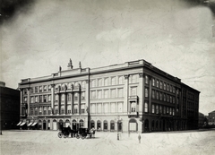 Magyarország, Budapest V., Vörösmarty (Gizella) tér, a Pesti Magyar Kereskedelmi Bank székháza (Gerbeaud-ház). A felvétel 1880-1890 között készült. A kép forrását kérjük így adja meg: Fortepan / Budapest Főváros Levéltára. Levéltári jelzet: HU.BFL.XV.19.d.1.06.051, 1900, Budapest Főváros Levéltára / Klösz György fényképei, Klösz György, cégtábla, hintó, cukrászda, üzletportál, Hild József-terv, Budapest, Kertész Tódor, Kranz Emil paszományárú kereskedés, Kugler Henrik, Fortepan #82312