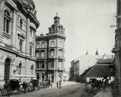 Magyarország, Budapest V., Ferenciek tere, szemben a Károlyi (Egyetem) utca, bal szélen az Egyetemi Könyvtár. A felvétel 1876-1884 között készült. A kép forrását kérjük így adja meg: Fortepan / Budapest Főváros Levéltára. Levéltári jelzet: HU.BFL.XV.19.d.1.06.054, 1900, Budapest Főváros Levéltára / Klösz György fényképei, Klösz György, cukrászda, Ybl Miklós-terv, fiáker, konflis, Budapest, Szkalnitzky Antal-terv, Fortepan #82315