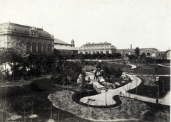 Magyarország, Budapest VI., Eiffel tér (ekkor névtelen), a Nyugati pályaudvar indulási oldala a Teréz körút felől nézve. A felvétel 1880-1890 között készült. A kép forrását kérjük így adja meg: Fortepan / Budapest Főváros Levéltára. Levéltári jelzet: HU.BFL.XV.19.d.1.06.055, 1900, Budapest Főváros Levéltára / Klösz György fényképei, Klösz György, park, pályaudvar, vasútállomás, Budapest, Gustave Eiffel-terv, Fortepan #82316