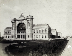 Magyarország, Budapest VIII., Baross tér, Keleti pályaudvar. A felvétel 1884-ben készült. A kép forrását kérjük így adja meg: Fortepan / Budapest Főváros Levéltára. Levéltári jelzet: HU.BFL.XV.19.d.1.06.060, 1900, Budapest Főváros Levéltára / Klösz György fényképei, Klösz György, pályaudvar, eklektikus építészet, Budapest, Rochlitz Gyula-terv, Fortepan #82321