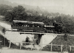 Magyarország, Budapest XII., Istenhegyi út, a Fogaskerekű a Béla király út feletti hídon halad át. A felvétel 1880-1890 között készült. A kép forrását kérjük így adja meg: Fortepan / Budapest Főváros Levéltára. Levéltári jelzet: HU.BFL.XV.19.d.1.06.06, 1900, Budapest Főváros Levéltára / Klösz György fényképei, Klösz György, fogaskerekű vasút, Budapest, Fortepan #82324