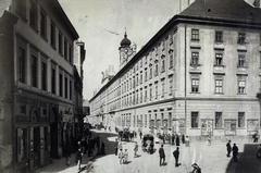 Magyarország, Budapest V., Városház (Gránátos) utca, jobbra a Gerlóczy (Rostély) utca. Szemben a Károly laktanya (később Városháza). A felvétel 1894 körül készült. A kép forrását kérjük így adja meg: Fortepan / Budapest Főváros Levéltára. Levéltári jelzet: HU.BFL.XV.19.d.1.07.003, 1900, Budapest Főváros Levéltára / Klösz György fényképei, Klösz György, vendéglátás, plakát, utcakép, könyvesbolt, konflis, Odol-márka, Budapest, ifj. Nagel Ottó, Kőbányai Polgári Serfőző, huszártorony, épület, Fortepan #82327