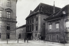 Magyarország, budai Vár, Budapest I., Szent György tér, balra a Honvédelmi Minisztérium, mellette a Színház utcánál az egykori Karmelita kolostor és a Várszínház, jobbra a Sándor-palota (ekkor Miniszterelnöki palota)., 1900, Budapest Főváros Levéltára / Klösz György fényképei, Klösz György, honvédség, kolostor, Budapest, Fortepan #82331