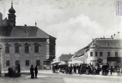 Magyarország, budai Vár, Budapest I., Szentháromság tér, balra a Szentháromság utca sarkán a régi budai Városháza épülete. A felvétel 1896-ban készült. A kép forrását kérjük így adja meg: Fortepan / Budapest Főváros Levéltára. Levéltári jelzet: HU.BFL.XV.19.d.1.07.008, 1900, Budapest Főváros Levéltára / Klösz György fényképei, Klösz György, cégtábla, piac, Budapest, huszártorony, épület, torony, Fortepan #82332