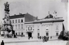 Magyarország, budai Vár, Budapest I., Szentháromság tér és a Szentháromság-szobor, jobbra a Hess András tér (Pázmány utca). A felvétel 1890 után készült. A kép forrását kérjük így adja meg: Fortepan / Budapest Főváros Levéltára. Levéltári jelzet: HU.BFL.XV.19.d.1.07.010, 1900, Budapest Főváros Levéltára / Klösz György fényképei, Klösz György, szentháromság szobor, Budapest, eltűnt épület, Fortepan #82334