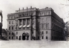 Magyarország, budai Vár, Budapest I., Szent György tér, Honvédelmi Minisztérium. A felvétel 1894 körül készült. A kép forrását kérjük így adja meg: Fortepan / Budapest Főváros Levéltára. Levéltári jelzet: HU.BFL.XV.19.d.1.07.011, 1900, Budapest Főváros Levéltára / Klösz György fényképei, Klösz György, honvédség, Budapest, Kallina Mór-terv, eltűnt épület, épület, Fortepan #82335