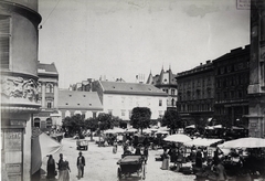 Magyarország, Budapest V., piac a Városház téren, a Március 15. (Eskü) tér felől a Piarista (Kötő) utca és a Váci utca felé nézve. Ma a tér helyén a Piarista tömb található. A felvétel 1894-ben készült. A kép forrását kérjük így adja meg: Fortepan / Budapest Főváros Levéltára. Levéltári jelzet: HU.BFL.XV.19.d.1.07.016, 1900, Budapest Főváros Levéltára / Klösz György fényképei, Klösz György, plakát, piac, vásár, Budapest, Fortepan #82340