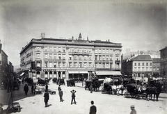 Magyarország, Budapest V., Vörösmarty (Gizella) tér, szemben a Pesti Magyar Kereskedelmi Bank székháza (Gerbeaud-ház). A felvétel 1894 körül készült. A kép forrását kérjük így adja meg: Fortepan / Budapest Főváros Levéltára. Levéltári jelzet: HU.BFL.XV.19.d.1.07.018, 1900, Budapest Főváros Levéltára / Klösz György fényképei, Klösz György, cégtábla, üzletportál, fiáker, Hild József-terv, konflis, Budapest, Fortepan #82342