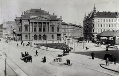 Magyarország, Budapest VIII., szemben a Népszínház (a későbbi Nemzeti Színház) a mai Blaha Lujza téren a Rákóczi (Kerepesi) út felől nézve. Jobbra a Népszínház utca. A felvétel 1893-ban készült. A kép forrását kérjük így adja meg: Fortepan / Budapest Főváros Levéltára. Levéltári jelzet: HU.BFL.XV.19.d.1.07.020, 1900, Budapest Főváros Levéltára / Klösz György fényképei, Klösz György, közlekedés, vasút, színház, hirdetőoszlop, fogat, Fellner és Helmer-terv, eklektikus építészet, Budapest, Fortepan #82344