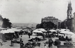 Magyarország, Budapest V., Petőfi tér, piac. Balra a háttérben a Lánchíd, Jobbra a Nagyboldogasszony ortodox székesegyház. A felvétel 1874-1882 között készült. A kép forrását kérjük így adja meg: Fortepan / Budapest Főváros Levéltára. Levéltári jelzet: HU.BFL.XV.19.d.1.07.023, 1900, Budapest Főváros Levéltára / Klösz György fényképei, Klösz György, piac, vásár, Budapest, függőhíd, William Tierney Clark-terv, Fortepan #82347