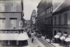 Magyarország, Budapest V., Ferenciek tere (Kígyó tér), szemben a Petőfi Sándor (Koronaherceg) utca. A felvétel 1890 után készült. A kép forrását kérjük így adja meg: Fortepan / Budapest Főváros Levéltára. Levéltári jelzet: HU.BFL.XV.19.d.1.07.024, 1900, Budapest Főváros Levéltára / Klösz György fényképei, Klösz György, cégtábla, üzletportál, Budapest, divatáru, Fortepan #82348