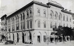 Magyarország, Budapest V., Március 15. (Eskü) tér - Belgrád (Ferenc József) rakpart sarok. A belvárosi plébánia-épület, benne a központi tűzőrség. A felvétel 1890-1894 között készült. A háztömb helyén ma az Erzsébet híd pesti hídfője van. A kép forrását kérjük így adja meg: Fortepan / Budapest Főváros Levéltára. Levéltári jelzet: HU.BFL.XV.19.d.1.07.025, 1900, Budapest Főváros Levéltára / Klösz György fényképei, Klösz György, tűzoltó, Budapest, eltűnt épület, csúcsív, épület, fa, napellenző, Fortepan #82349