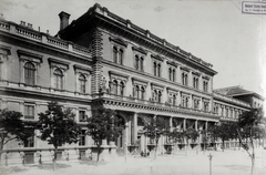 Magyarország, Budapest IX., Fővám tér, a Fővámpalota (Ybl Miklós, 1874.) Duna felőli homlokzata (később Corvinus Egyetem). A felvétel az 1890 körül készült. A kép forrását kérjük így adja meg: Fortepan / Budapest Főváros Levéltára. Levéltári jelzet: HU.BFL.XV.19.d.1.07.028, 1900, Budapest Főváros Levéltára / Klösz György fényképei, Klösz György, Budapest, vámház, Fortepan #82352