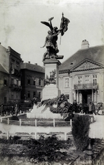 Hungary, Budapest I., Dísz tér, Honvéd-szobor (Zala György, 1893.). A felvétel 1896 körül készült. A kép forrását kérjük így adja meg: Fortepan / Budapest Főváros Levéltára. Levéltári jelzet: HU.BFL.XV.19.d.1.07.031, 1900, Budapest Főváros Levéltára / Klösz György fényképei, Klösz György, sculpture, monument, Budapest, György Zala-design, Fortepan #82355