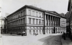 Magyarország, Budapest V., Városház (Gránátos) utca, szemben a Pesti Vármegyeháza, balra a mai Kamermayer Károly tér (Sarkantyús utca). A felvétel 1890 után készült. A kép forrását kérjük így adja meg: Fortepan / Budapest Főváros Levéltára. Levéltári jelzet: HU.BFL.XV.19.d.1.07.035, 1900, Budapest Főváros Levéltára / Klösz György fényképei, Klösz György, Budapest, Fortepan #82359