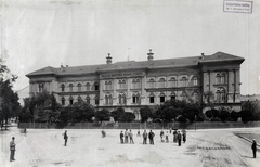 Magyarország, Budapest VII., Bethlen Gábor tér 2., Izraelita Siketnémák Országos Intézete (később McDaniel College). A felvétel 1890. után készült. A kép forrását kérjük így adja meg: Fortepan / Budapest Főváros Levéltára. Levéltári jelzet: HU.BFL.XV.19.d.1.07.040, 1900, Budapest Főváros Levéltára / Klösz György fényképei, Klösz György, gyógyintézmény, Budapest, Fortepan #82364