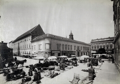 Magyarország, Budapest V., piac a Városház téren, balra a Március 15. (Eskü) tér, szemben a Piarista (Kötő) utca és Vas-udvar. Ma a tér helyén a Piarista tömb található. A felvétel 1894-ben készült. A kép forrását kérjük így adja meg: Fortepan / Budapest Főváros Levéltára. Levéltári jelzet: HU.BFL.XV.19.d.1.07.044, 1900, Budapest Főváros Levéltára / Klösz György fényképei, Klösz György, piac, vásárlás, üzletportál, Budapest, Fortepan #82368