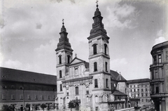 Magyarország, Budapest V., Március 15. (Eskü) tér, Belvárosi Nagyboldogasszony Főplébánia-templom. A felvétel 1890. után készült. A kép forrását kérjük így adja meg: Fortepan / Budapest Főváros Levéltára. Levéltári jelzet: HU.BFL.XV.19.d.1.07.047, 1900, Budapest Főváros Levéltára / Klösz György fényképei, Klösz György, Budapest, torony, templom, Fortepan #82371