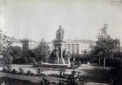 Hungary, Budapest V., Széchenyi István (Ferenc József) tér, Deák Ferenc szobra (Huszár Adolf, 1887.), háttérben a Lloyd-palota. A felvétel 1896-ban készült. A kép forrását kérjük így adja meg: Fortepan / Budapest Főváros Levéltára. Levéltári jelzet: HU.BFL.XV.19.d.1.07.052, 1900, Budapest Főváros Levéltára / Klösz György fényképei, Klösz György, sculpture, monument, palace, Classicism, József Hild-design, Budapest, Ferenc Deák-portrayal, Fortepan #82376