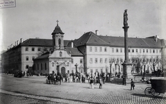 Magyarország, Budapest VIII., Rákóczi (Kerepesi) út, szemben a Szent Rókus-kápolna, mellette a Rókus kórház, előtérben a Maria Immaculata szobor. A felvétel az 1890-es évek első felében készült. A kép forrását kérjük így adja meg: Fortepan / Budapest Főváros Levéltára. Levéltári jelzet: HU.BFL.XV.19.d.1.07.055, 1900, Budapest Főváros Levéltára / Klösz György fényképei, Klösz György, hintó, gyógyintézmény, szobor, fogat, lóvasút, Odol-márka, Budapest, Fortepan #82379