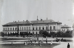 Magyarország, Budapest XIII., Szabolcs utca 33-35., a Pesti Izraelita Hitközség kórháza. A felvétel az 1890-es években készült. A kép forrását kérjük így adja meg: Fortepan / Budapest Főváros Levéltára. Levéltári jelzet: HU.BFL.XV.19.d.1.07.056, 1900, Budapest Főváros Levéltára / Klösz György fényképei, Klösz György, gyógyintézmény, Budapest, Freund Vilmos-terv, Fortepan #82380