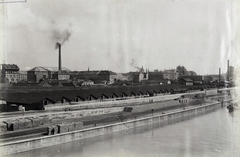 Magyarország, Budapest V., Széchenyi (Rudolf) rakpart, ideiglenes vízmű a Margit híd és a Parlament között. A felvétel 1895 körül készült. A kép forrását kérjük így adja meg: Fortepan / Budapest Főváros Levéltára. Levéltári jelzet: HU.BFL.XV.19.d.1.07.061, 1900, Budapest Főváros Levéltára / Klösz György fényképei, Klösz György, rakpart, raktár, Budapest, Fortepan #82385